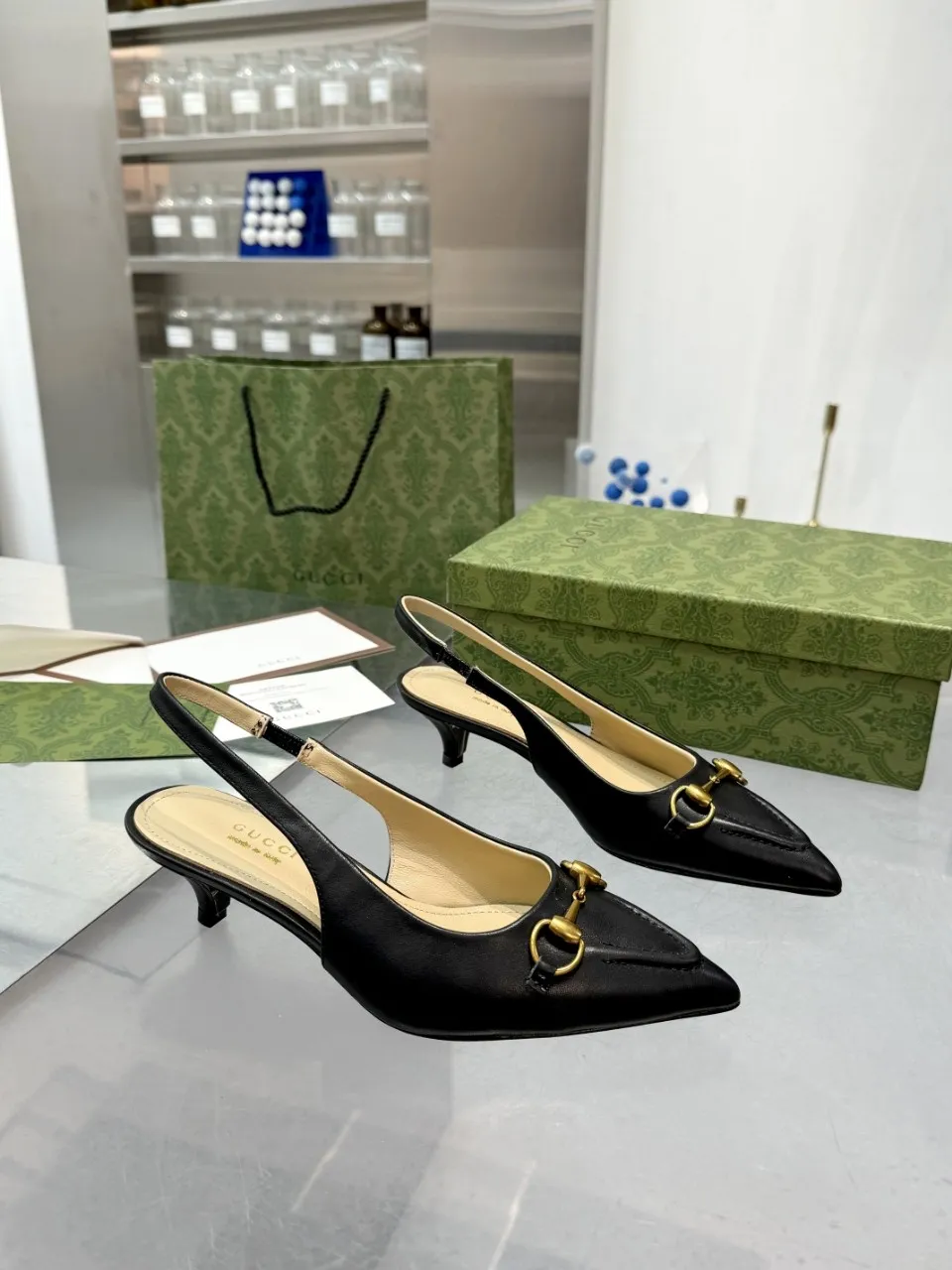 👟👟Ex-factory price 440👟👟 (genuine leather sole +40) Gucci Signoria pumps are named after the central square of Florence, recreating the classic and elegant style of the birthplace of the brand. Combining shiny patent leather with a pointed toe, these shoes are embellished with Gucci's signature chain, adding a stylish edge to your new season wardrobe. Upper: Made of first-layer imported patent cowhide/sheepskin lining. Outsole: rubber non-slip outsole/genuine leather outsole. Size: 35-42 (34/41 42 customized, non-refundable)